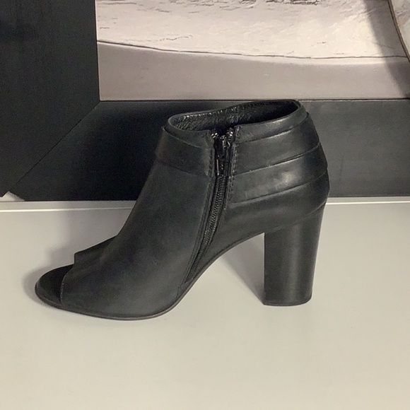 Steve Madden “Now” Black Leather Open Toe High Heel Zip Ankle Bootie Sz 7 - Picture 3 of 12